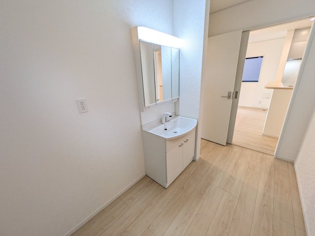 つくば市観音台　第15　新築戸建ての独立洗面台|三面鏡の洗面化粧台はミラー扉の内側がすべて収納スペースになっており、収納力も魅力的です♪
ボックスティッシュも収納可能で、可変トレイは収納物に応じて高さ調整ができます！
取り外して洗えるので清潔です♪