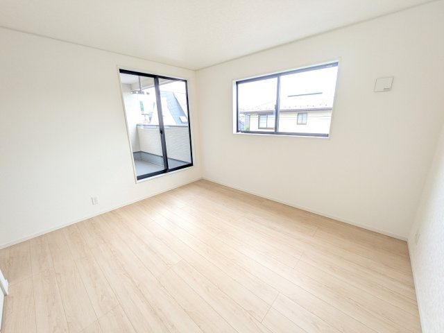 つくば市観音台　第15　新築戸建ての洋室|バルコニーに面した明るい２面採光で、毎朝爽やかな光を感じられます。