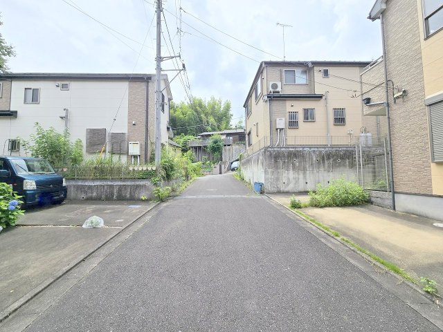 青梅市柚木町1丁目　中古戸建の前面道路含む現地写真