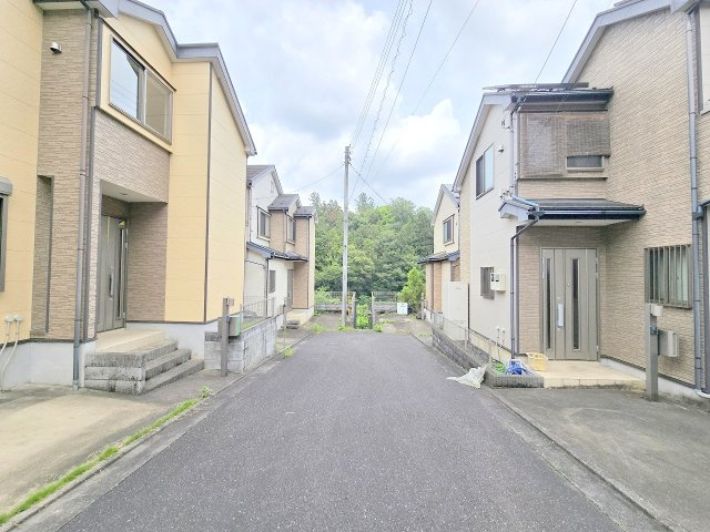 青梅市柚木町1丁目　中古戸建の前面道路含む現地写真