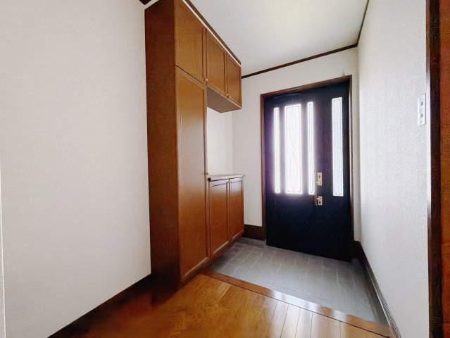 【中古戸建】本庄市寿2丁目　 の玄関|■玄関｜毎日の「いってらっしゃい」や「お帰りなさい」を大切なご家族と過ごす玄関は〈使いやすさ〉を追求しております。玄関横の物入は急な来客時でもさっとお片付けできるスペースを確保しています。