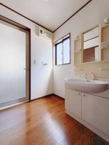 【中古戸建】本庄市寿2丁目　 の独立洗面台|■洗面室｜洗濯機を置いてもゆとりある広さの洗面脱衣室です♪三面鏡の洗面化粧台なので身支度もしやすくおしゃれが好きな方にも嬉しい設計です♪窓があるので換気の際も楽ちんです♪