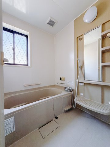 【中古戸建】本庄市寿2丁目　 の浴室|■浴室｜デザイン性に優れた浴室♪1日の疲れを癒す、ゆったりとしたバスタイムをぜひお過ごしください(*＾＾*)大きな窓付きで嬉しい♪