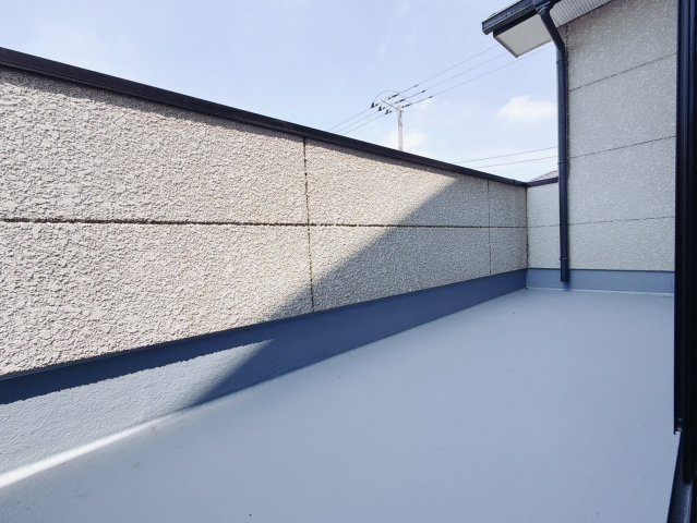 【中古戸建】本庄市寿2丁目　 のバルコニー|■バルコニー｜普通のバルコニーより広い仕様のバルコニー。洗濯物やお布団だけでなく雨の日にたまった洗濯物はもちろん、プランターを置くことで家庭菜園も可能です♪