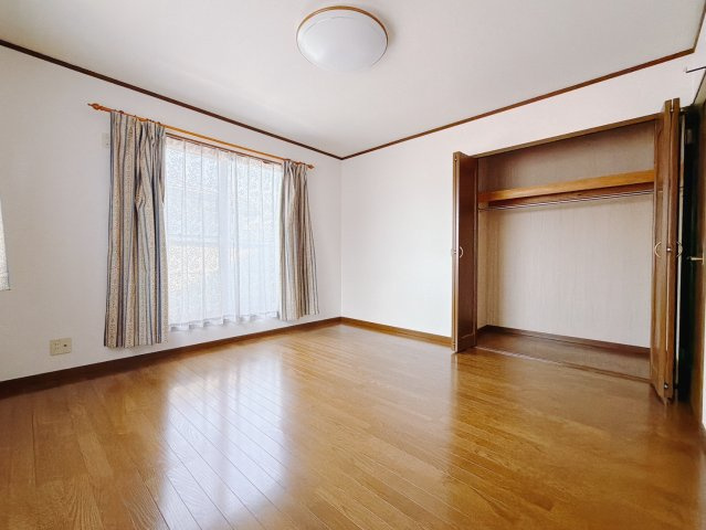 【中古戸建】本庄市寿2丁目　 の寝室|■主寝室｜広い寝室ならインテリアも自由自在にお楽しみいただけます♪お外から帰ってきた後は寝室でゆっくり自分の時間をお過ごしください。