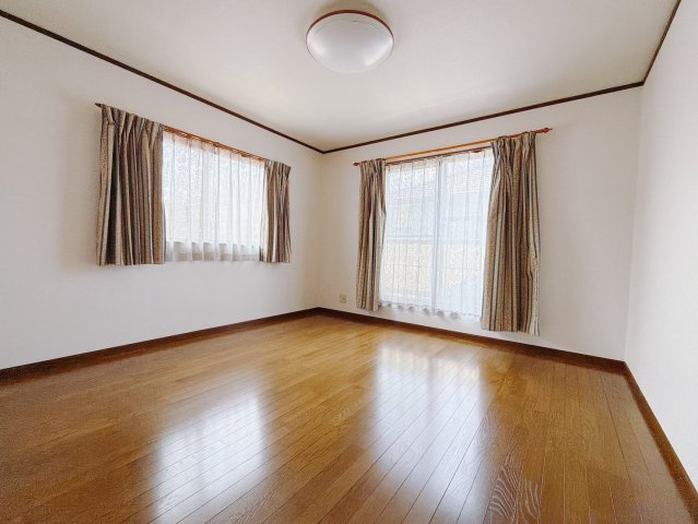 【中古戸建】本庄市寿2丁目　 の寝室|■主寝室｜ベッドやテレビなどの大き目の家具を置いても余裕のある広々主寝室です♪家事やお仕事にお疲れなパパ・ママがゆっくりと過ごせる空間です♪