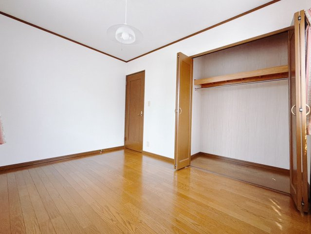 【中古戸建】本庄市寿2丁目　 の洋室|■2階洋室｜ナチュラルカラーの床です。模様替えなどとても楽しく工夫できます♪陽当たり、風通しもとても良いので毎日快適な生活スタートです！子供部屋にも良いですね♪