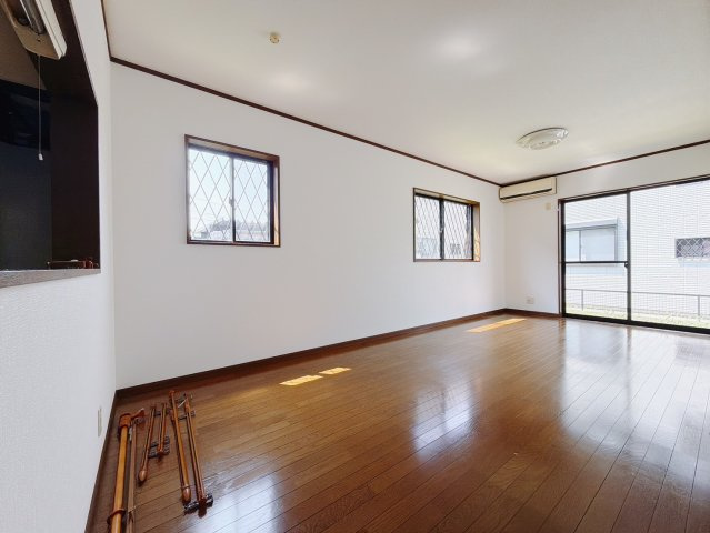 【中古戸建】本庄市寿2丁目　 の居間・リビング|■リビング｜落ち着きのある表情を見せるリビングダイニング。太陽の光がたっぷり差し込むリビングは、自然とご家族が集まる居心地の良い空間です。