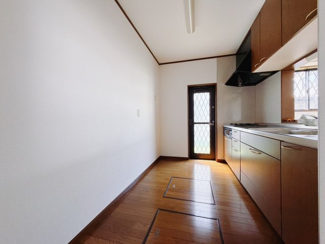 【中古戸建】本庄市寿2丁目　 のキッチン|■キッチン｜ワークトップの幅が広く、お子様といっしょにお料理をつくったり、ちょっとしたパーティーも楽しめます。フラットなのでお掃除がしやすいのもポイントです♪