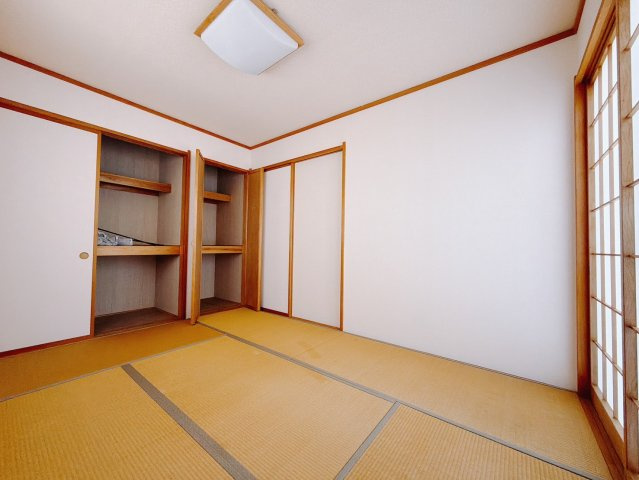 【中古戸建】本庄市寿2丁目　 の和室|■1階和室｜意外と場所をとるアイロンがけや、お洗濯物を畳むときにも広々と使うことができ、ちょっと一休みしたいとき、すぐに横になれるのも魅力です♪