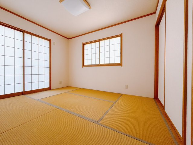【中古戸建】本庄市寿2丁目　 の和室|■1階和室｜和室でしか味わえない畳ならではの香りや素材で和のやすらぎを感じてください♪休日はお子様とお昼寝するのにも最適です！