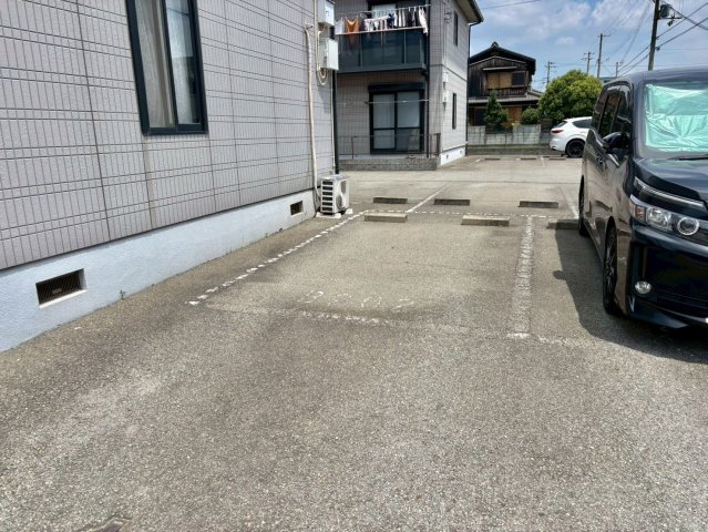 ディアス中島　B棟の駐車場