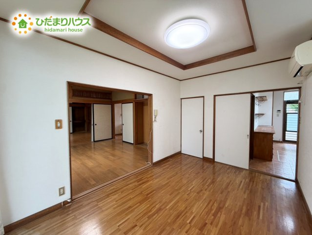 いわき市平赤井比良2丁目　中古戸建の居間・リビング|家族との大切な時間を多く過ごすリビング。ゆったりとした広さのある空間で会話も弾みます♪大きい窓からは明るい日差しが差し込みます。