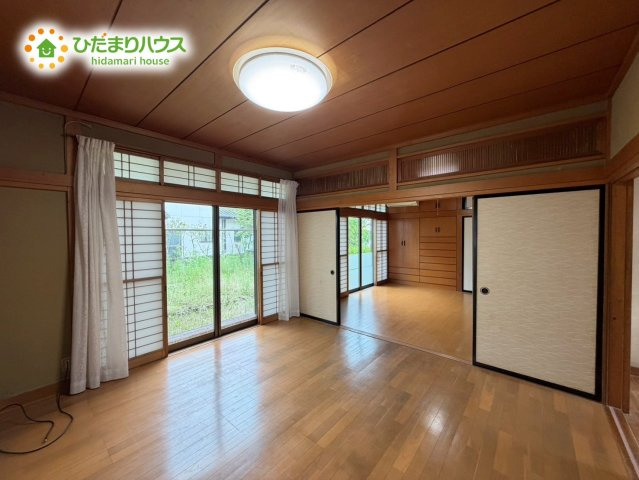 いわき市平赤井比良2丁目　中古戸建の洋室|リビング続きなので、家族のくつろぎスペース、洗濯物を畳んだり家事スペースなど広い用途に使えます♪