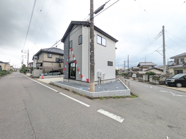 取手市戸頭　18期　新築戸建ての前面道路含む現地写真|現地完成済で建物や駐車場、お庭も全てご覧いただけます。
陽当たりや敷地の広さをご確認できます！
本日のご見学も可能です♪
お気軽にお電話またはお問い合わせください。