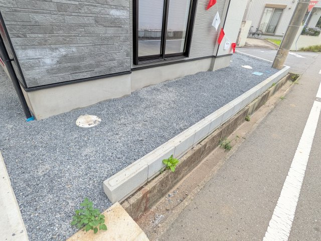 取手市戸頭　18期　新築戸建ての庭|リビングに明るい光を届ける広々とした南庭。
お子様の遊び場やペットのスペースとしても最適です。
室内外で心地よい暮らしが叶います。