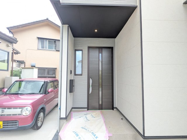 取手市戸頭　18期　新築戸建ての玄関|お洒落な玄関ドアと洗練された外壁デザイン。家の顔にふさわしい上質な佇まいで、ご家族やお客様を迎えます。
