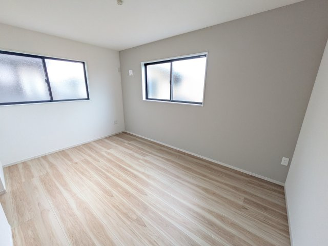 取手市戸頭　18期　新築戸建ての洋室|たっぷり収納と明るい窓で、片付けも気持ち良くできる洋室。
お子様の「自分の部屋が欲しい」という夢を叶えます。