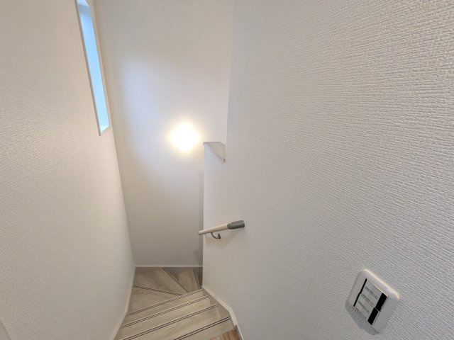 取手市戸頭　18期　新築戸建ての内装|窓付きで明るい階段は、手すり付きでお子様からご年配の方まで安心して上り下りができます♪
