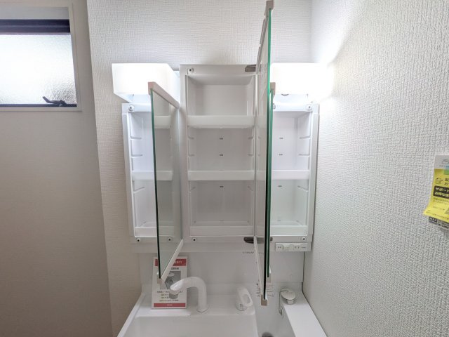 取手市戸頭　18期　新築戸建ての独立洗面台|鏡を開くと、中には大容量の隠す収納。
ボックスティッシュも収納可能で、可変トレイは収納物に応じて高さ調整ができます！
 取り外して洗えるので清潔です。