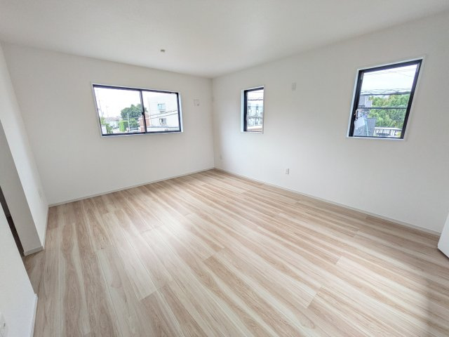取手市戸頭　18期　新築戸建ての洋室|バルコニーに面した２面採光で明るく開放的な洋室です。
デザイン性の高いアクセントクロスで、落ち着いた雰囲気を演出。収納力たっぷりのWIC完備で、室内をすっきりと保てます♪