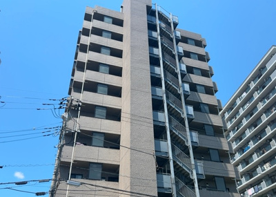 【外観】 | グランマーレ本厚木 | 外観はマンション管理がされているかの目安になります。築年数が古いと、壁面は劣化してひび割れが生じることも！建物が古びていても細かいところが修繕されていると、きちんと管理されているなぁと感じるでしょう。