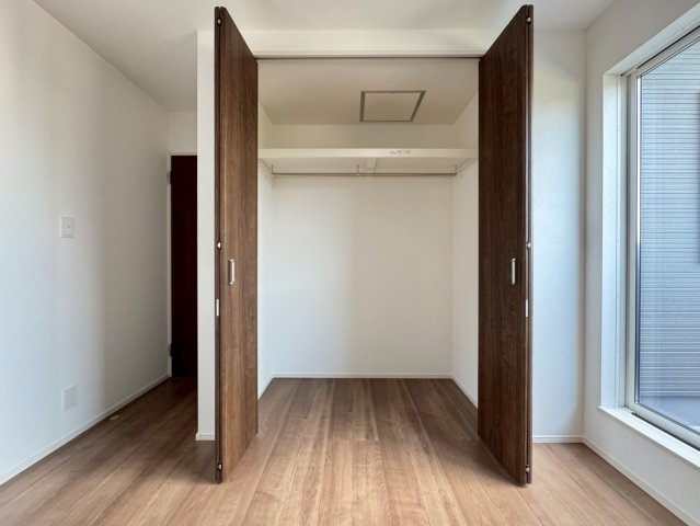 ◆リビング１９帖以上◆２面バルコニー◆大容量収納可能◆ファーストタウン八幡市第３八幡山田の洋室|クローゼット