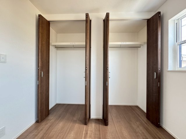 ◆リビング１９帖以上◆２面バルコニー◆大容量収納可能◆ファーストタウン八幡市第３八幡山田の洋室|クローゼット