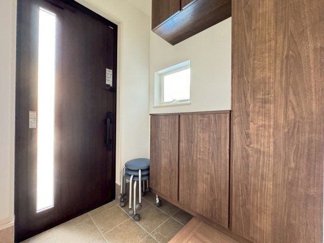 ◆リビング１９帖以上◆２面バルコニー◆大容量収納可能◆ファーストタウン八幡市第３八幡山田の玄関|シューズボックス