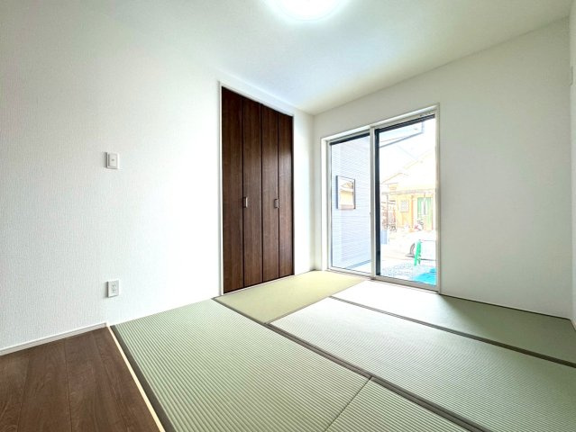 ◆リビング１９帖以上◆２面バルコニー◆大容量収納可能◆ファーストタウン八幡市第３八幡山田の居間・リビング|リビング畳コーナー