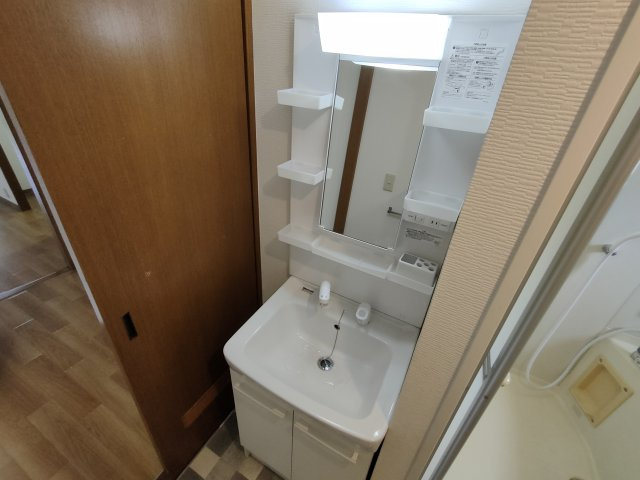 ヴィヴァレ東岩槻の独立洗面台|朝の支度にも助かる、独立の洗髪洗面化粧台