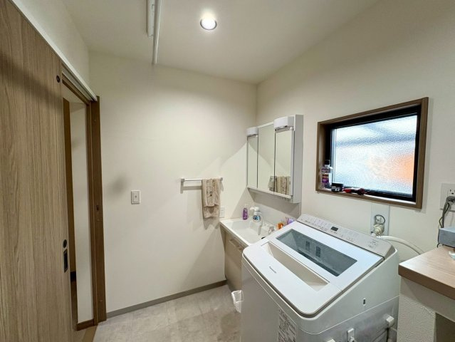 「乾太くんエアコンつき平屋」高知市長浜　中古一戸建ての洗面所|三面鏡つきの洗面台で化粧品など細かなものも片付けられます◎