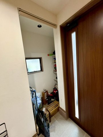 「乾太くんエアコンつき平屋」高知市長浜　中古一戸建ての玄関|嬉しいシューズクロークつき！ベビーカーや傘、アウトドア用品なども収納できます◎