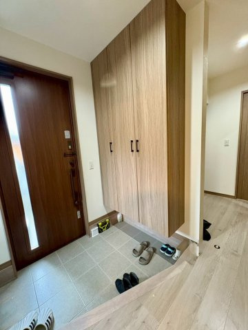 「乾太くんエアコンつき平屋」高知市長浜　中古一戸建ての玄関|大容量のシューズボックス！家族が多くても玄関がスッキリ保てそうですね♪