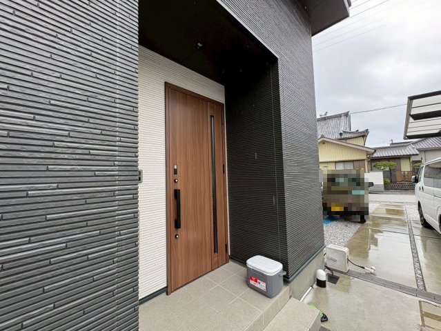 「乾太くんエアコンつき平屋」高知市長浜　中古一戸建ての外観|タイル調の外壁×木目調ドアで落ち着きながらもオシャレな印象。