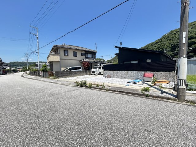 「乾太くんエアコンつき平屋」高知市長浜　中古一戸建ての前面道路含む現地写真|前面道路が広く駐車もラクラク♪