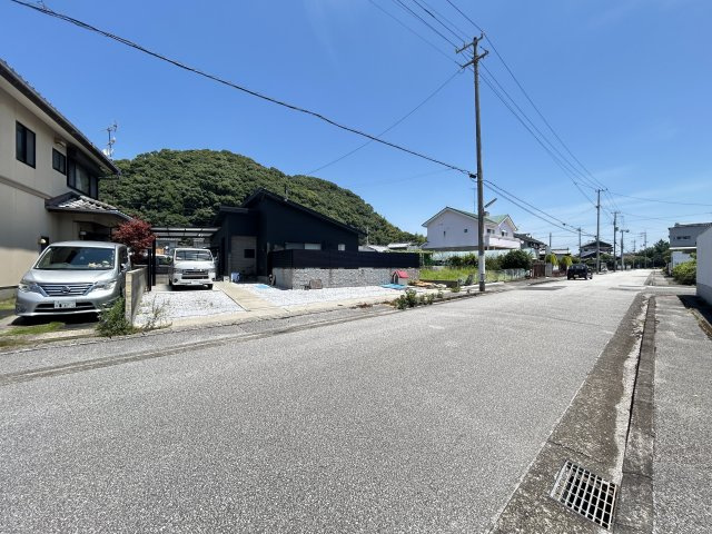 「乾太くんエアコンつき平屋」高知市長浜　中古一戸建ての前面道路含む現地写真|ゆったりとした街並みです。