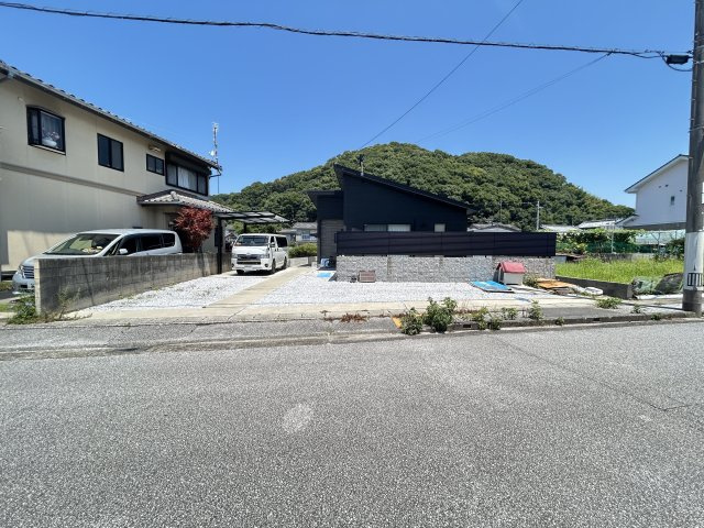 「乾太くんエアコンつき平屋」高知市長浜　中古一戸建ての外観|敷地が広くいろんなことができそうですね。木目調のフェンスがプライバシーを守ってくれます◎