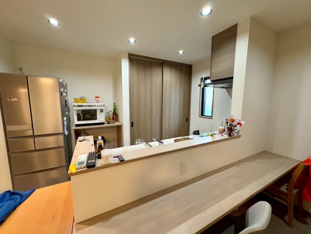 「乾太くんエアコンつき平屋」高知市長浜　中古一戸建てのキッチン|背面の大きな収納は大容量！家電や食器、食品ストックも隠せるのですっきりした印象を保てます◎