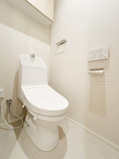 【トイレ】 | グランドメゾン麻布十番館 | 温水洗浄便座付き　トイレはもともと個人の領域である自宅の中でも、最もプライベートな空間です。だからこそ、ほしい「落ち着き」がここにあります。～即日のご見学可能～　お問合せはお気軽にどうぞ。