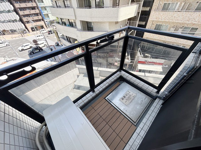 【バルコニー】 | グランドメゾン麻布十番館 | バルコニーの様子。ここからの眺めが、日々のストレスを発散してくれることでしょう。ちなみにバルコニーは専有部分ではなく「共用部分」の扱いです。～即日のご見学可能～　お問合せはお気軽にどうぞ。