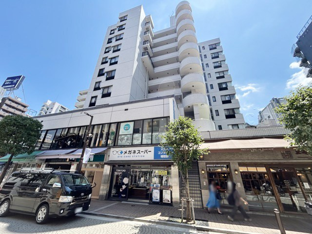 【現況写真】 | グランドメゾン麻布十番館 | 前面道路と外観の様子です。～即日のご見学可能～　お問合せはお気軽にどうぞ。