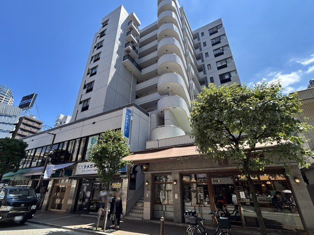 【外観】 | グランドメゾン麻布十番館 | 手入れの行き届いた外壁やエントランスなど、「見ればわかる」レベルで清潔感を保ったマンションです。築年数を感じさせない姿で皆様をお出迎えします。～即日のご見学可能～　お問合せはお気軽にどうぞ。