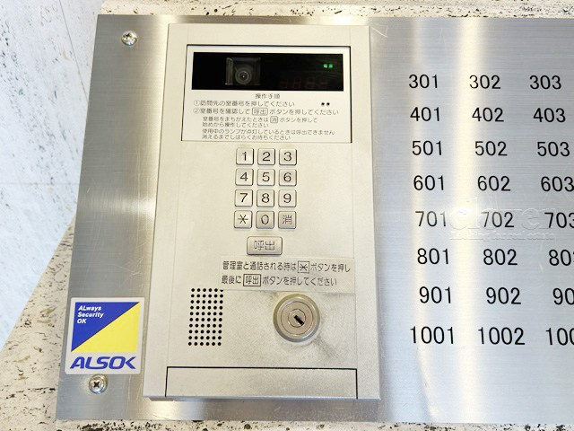 【防犯設備】 | グランドメゾン麻布十番館 | モニター（カメラ）付きのオートロックが備えられています。建物のセキュリティ能力の高さは、欠かすことのできないチェックポイントになります。～即日のご見学可能～　お問合せはお気軽にどうぞ。