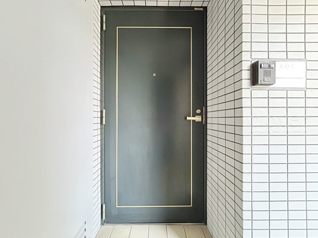 【その他共用部分】 | グランドメゾン麻布十番館 | 皆様をお迎えする、お部屋の玄関ドア。開けやすさや開放角度、ドアノブの操作しやすさや鍵の形状などを、現地で一度ご確認ください。～即日のご見学可能～　お問合せはお気軽にどうぞ。