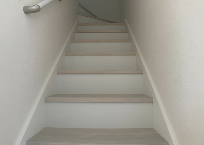 【内装】 | 建物の上下階の通路である階段は、その位置によって動線や室内の印象が大きく左右されます。手摺にも重要な役割があり、転倒の防止・歩行や動作を円滑にして日常生活を支えることを主な目的として設置されています。