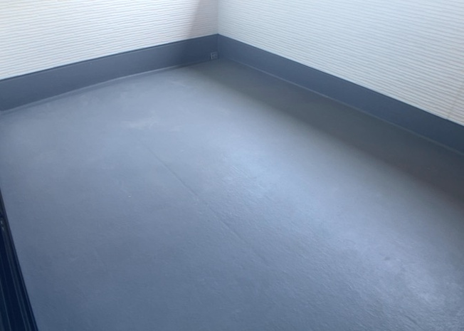 【バルコニー】 | バルコニーは、室外の専用スペースのうち、「屋根がなく開放された空間」であるものを指します。ベランダより広いタイプのものが多く、日当たりもよいため家庭菜園などを楽しみたい人にとって適した環境となります。