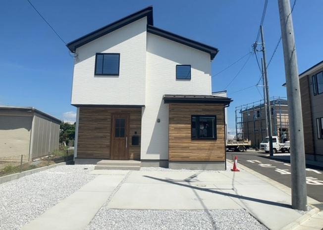 【外観】 | ついに完成致しました！現地をご見学に行く際は、道路の幅や周辺の交通量、施設などをご確認頂くことをおすすめします！物件の流れが早いため、内見をしたい方はお早めに当社営業までお問い合わせ頂きご予約下さい！