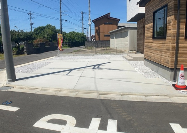 【駐車場】 | 駐車場と明記されていても、最小スペースでつくられた駐車場だと大型車は駐車できなかったり、出入りしにくくなったりする可能性があります。お車のサイズと購入したい物件の駐車場のサイズを現地で確認しましょう。
