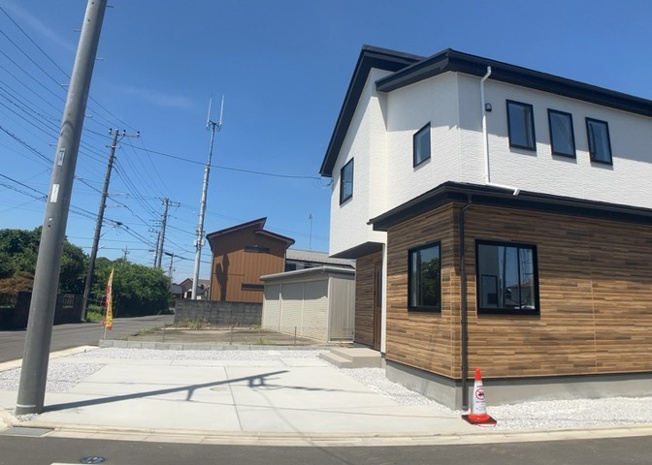 【前面道路含む現地写真】 | 住宅用の土地では前面道路に2m以上接していなければならないと法律で定められています。しかし、お持ちの車のサイズやライフスタイルなどにより、2mでは利便が悪い場合もございますので、事前に確認しましょう。